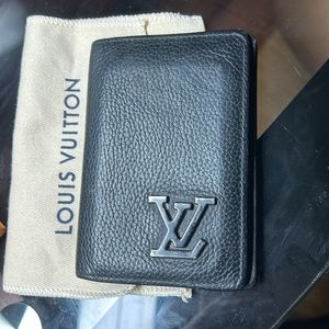 Black Louis Vuitton mens wallet with many pockets for csrds and cash